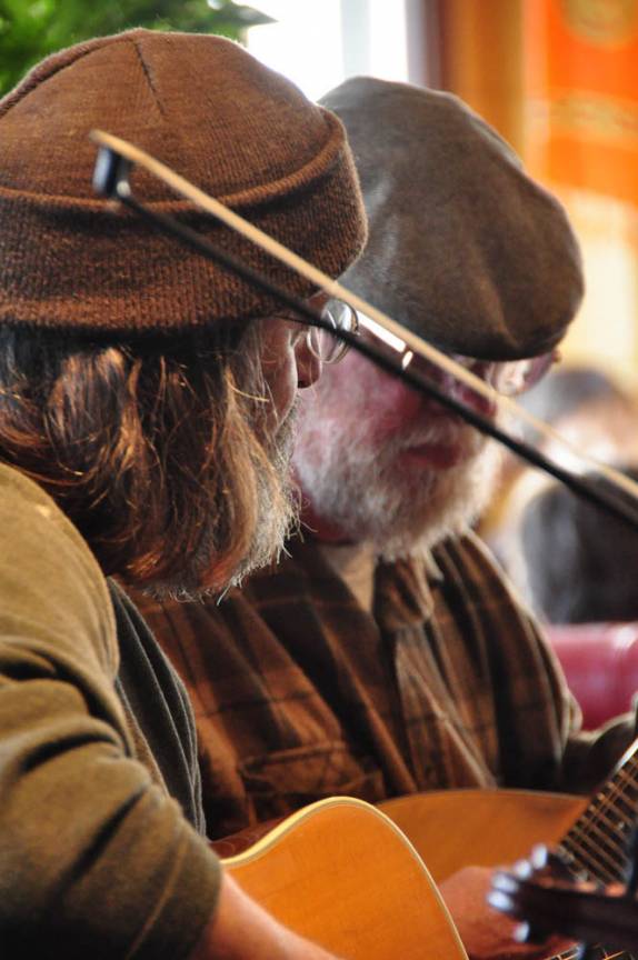 Músicos em café em Port Townsend, no estado de Washington, nos Estados Unidos